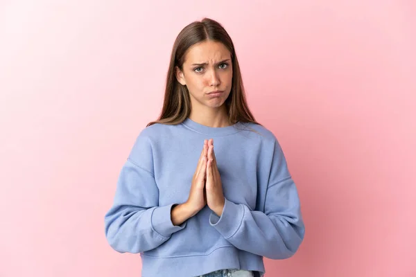 Jonge Vrouw Geïsoleerde Roze Achtergrond Houdt Palm Bij Elkaar Persoon — Stockfoto