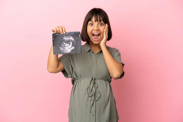 Kvinna Över Isolerad Bakgrund Gravid Och Förvånad Medan Håller Ett — Stockfoto