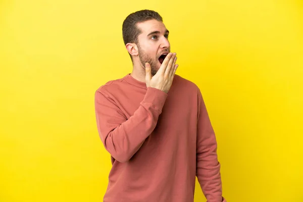 Knappe Blonde Man Geïsoleerde Gele Achtergrond Geeuwen Het Bedekken Van — Stockfoto