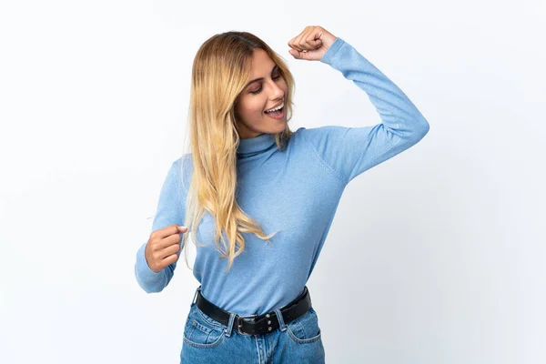 Giovane Donna Uruguaiana Bionda Sfondo Isolato Che Celebra Una Vittoria — Foto Stock