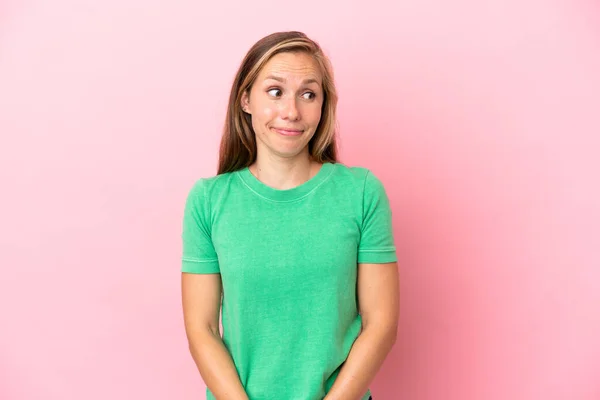 Jong Engels Vrouw Geïsoleerd Roze Achtergrond Maken Twijfels Gebaar Kijken — Stockfoto