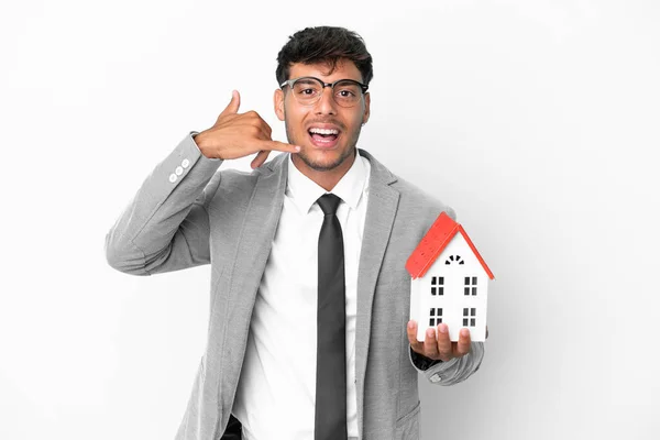 Uomo Affari Che Tiene Una Casa Isolata Sfondo Blu Facendo — Foto Stock