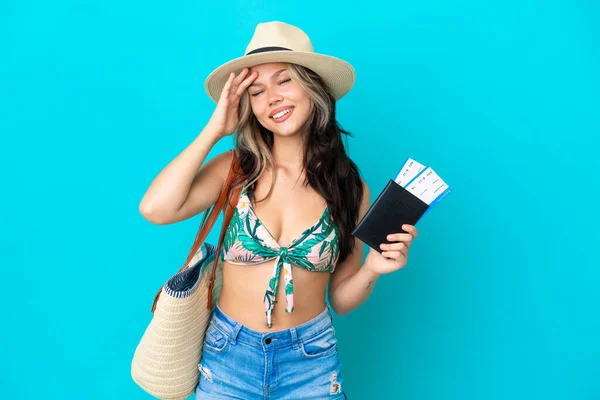 Teenager Russische Mädchen Bikini Mit Einem Pass Isoliert Auf Blauem — Stockfoto