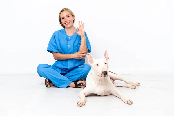 Молодая Англичанка Ветеринар Сидит Полу Собакой Показывая Пальцами Знак — стоковое фото