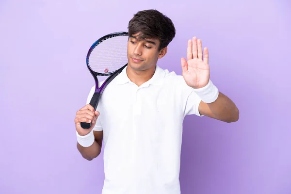 Stilig Ung Tennisspelare Man Isolerad Ocker Bakgrund Gör Stopp Gest — Stockfoto