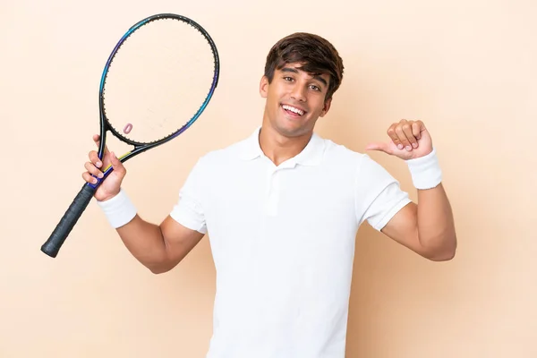 Mladý Běloch Izolovaný Okrovém Pozadí Hraje Tenis Sebe Hrdý — Stock fotografie
