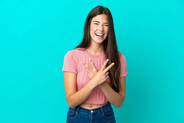 Jeune Femme Brésilienne Isolée Sur Fond Bleu Souriant Montrant Signe — Photo