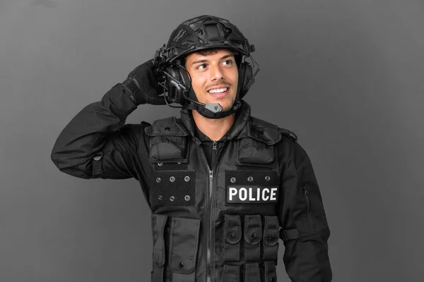 Swat Uomo Caucasico Isolato Sfondo Grigio Pensando Idea — Foto Stock