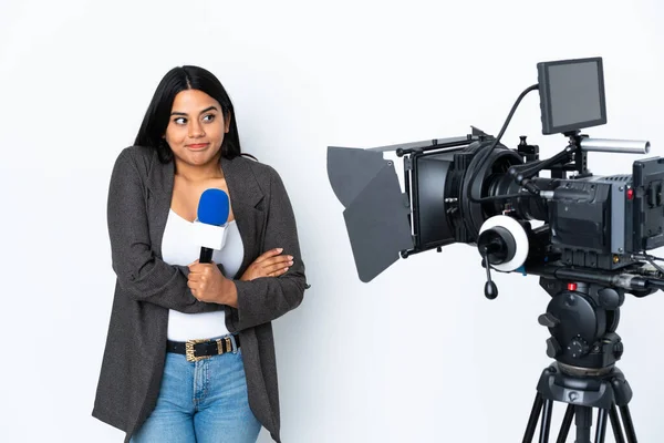 Repórter Mulher Colombiana Segurando Microfone Reportando Notícias Sobre Fundo Branco — Fotografia de Stock