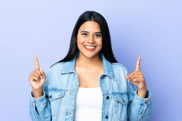 Junge Frau Mit Lateinischem Hintergrund Die Auf Eine Großartige Idee — Stockfoto