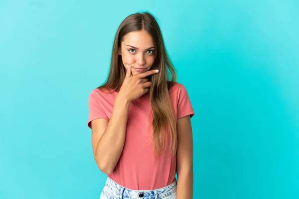 Ung Kvinna Över Isolerad Blå Bakgrund Tänkande — Stockfoto