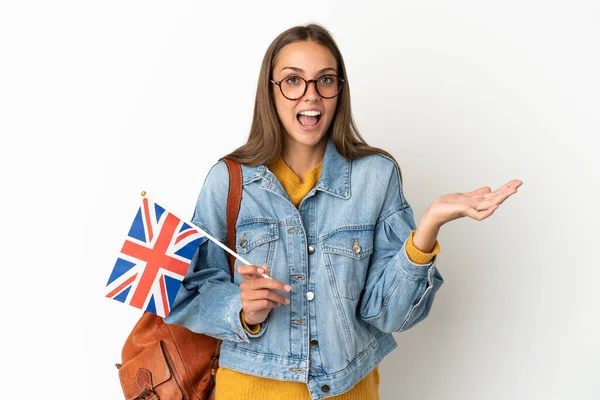 Mladá Hispánka Drží Britskou Vlajku Nad Izolovaným Bílým Pozadím Šokovaným — Stock fotografie