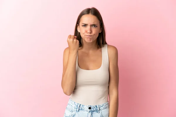 Jeune Femme Sur Fond Rose Isolé Avec Une Expression Malheureuse — Photo