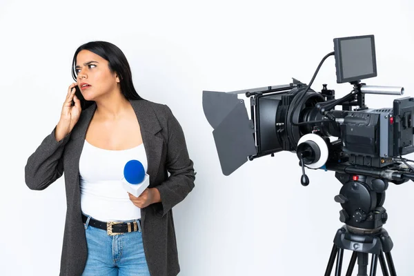 Repórter Colombiana Segurando Microfone Reportando Notícias Sobre Fundo Branco Segurando — Fotografia de Stock