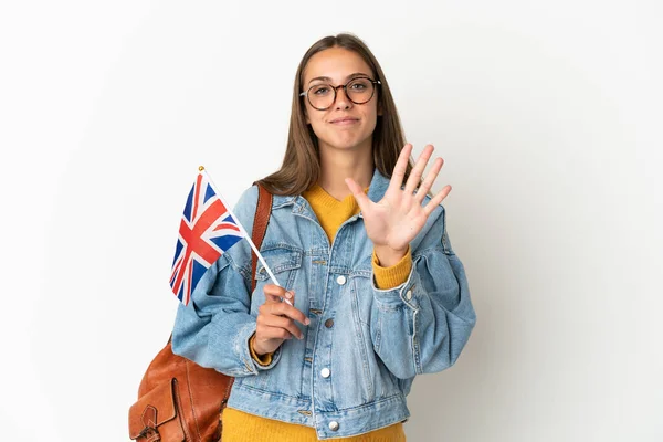 Mladá Hispánka Drží Britskou Vlajku Nad Izolovaným Bílým Pozadím Počítání — Stock fotografie