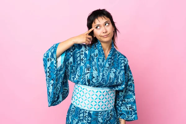 Mujer Joven Usando Kimono Sobre Fondo Azul Aislado Haciendo Gesto —  Fotos de Stock