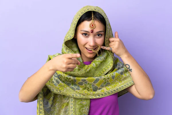 印度妇女被隔离在紫色背景下 做着电话手势 指着前方 — 图库照片