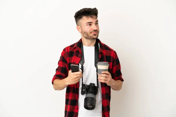 Mladý Fotograf Kavkazský Muž Izolované Bílém Pozadí Držení Kávy Aby — Stock fotografie