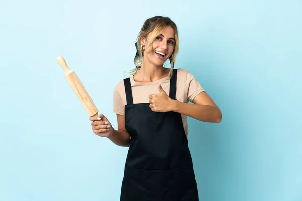 Jong Blond Uruguayaanse Koken Vrouw Geïsoleerd Blauwe Achtergrond Geven Een — Stockfoto