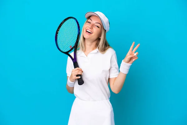 Jovem Tenista Romeno Mulher Isolada Fundo Azul Sorrindo Mostrando Sinal — Fotografia de Stock