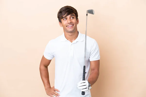 Joven Jugador Golf Hombre Aislado Ocre Fondo Pensando Una Idea — Foto de Stock