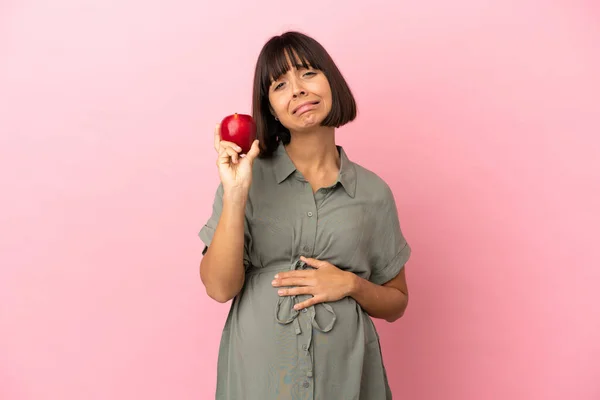 Frau Über Isolierten Hintergrund Schwanger Und Frustriert Während Sie Einen — Stockfoto