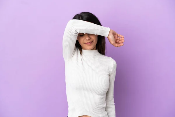 Молода Біла Жінка Ізольована Фіолетовому Фоні Покриваючи Очі Руками — стокове фото