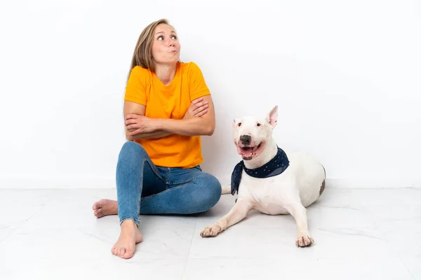 Jovem Inglesa Sentada Chão Com Seu Cão Isolado Fundo Branco — Fotografia de Stock