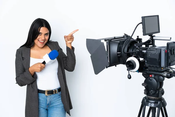 Repórter Colombiana Segurando Microfone Reportando Notícias Sobre Fundo Branco Apontando — Fotografia de Stock