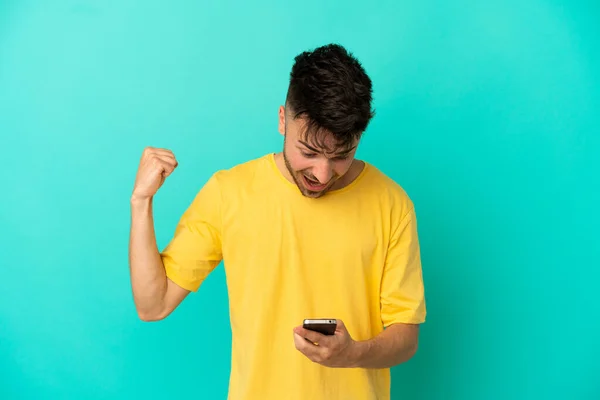 Young Caucasian Man Isolated Blue Background Surprised Sending Message — Stock Photo, Image