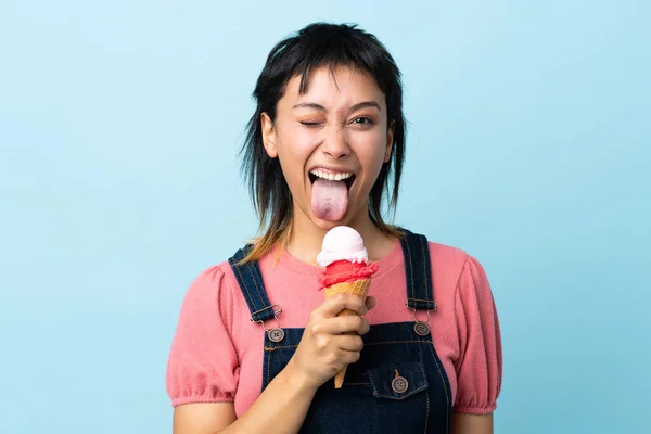 Νεαρή Ουρουγουανή Κοπέλα Που Κρατά Ένα Παγωτό Κορνέτα Πάνω Από — Φωτογραφία Αρχείου