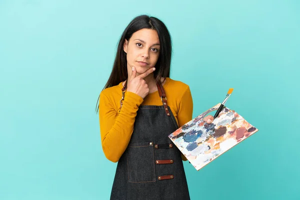 Jonge Kunstenaar Kaukasische Vrouw Met Een Palet Geïsoleerd Blauwe Achtergrond — Stockfoto