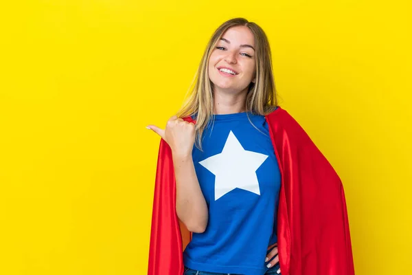 Super Héros Roumaine Femme Isolée Sur Fond Jaune Pointant Vers — Photo