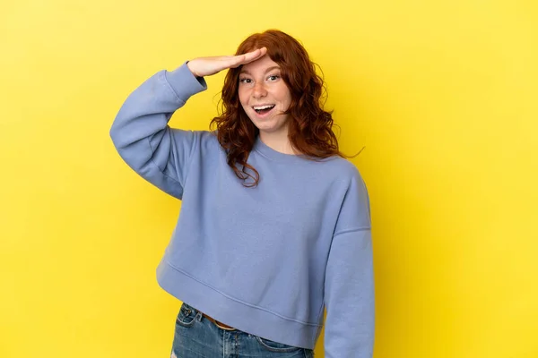 Adolescente Femme Rougeâtre Isolé Sur Fond Jaune Réalisé Quelque Chose — Photo