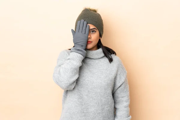 Молодая Колумбийская Девушка Зимней Шляпе Изолирована Бежевом Фоне Закрывая Глаза — стоковое фото