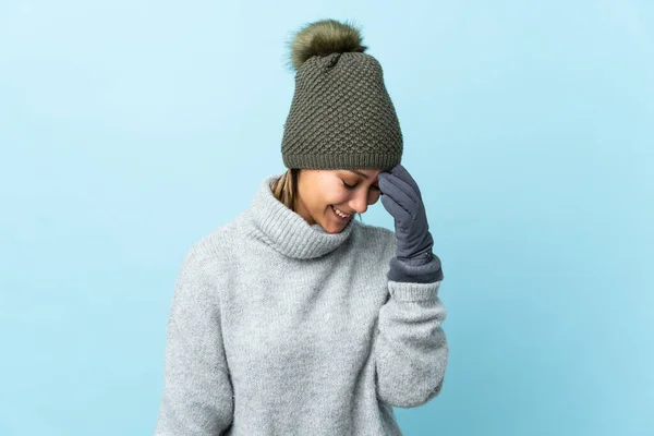 Ung Uruguayansk Flicka Med Vinter Hatt Isolerad Blå Bakgrund Skrattar — Stockfoto