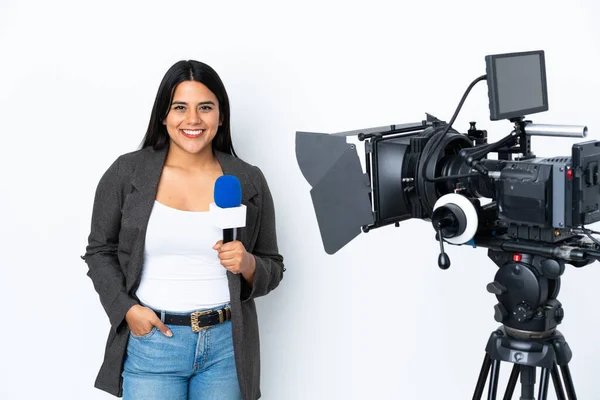 Repórter Colombiana Segurando Microfone Reportando Notícias Sobre Fundo Branco Rindo — Fotografia de Stock