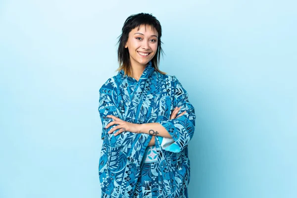 Mujer Joven Usando Kimono Sobre Fondo Azul Aislado Manteniendo Los —  Fotos de Stock