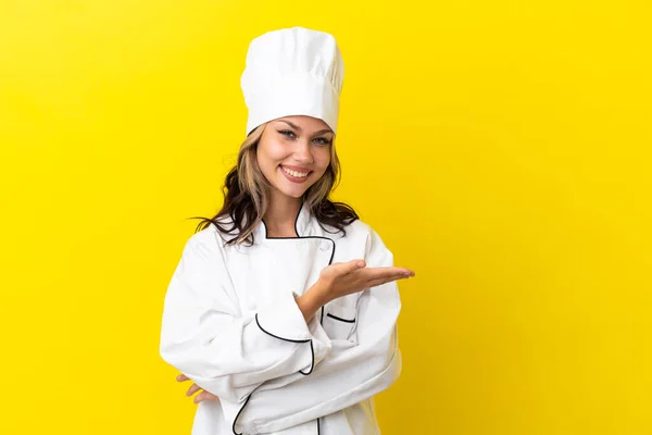 Jong Russisch Chef Kok Meisje Geïsoleerd Gele Achtergrond Presenteren Van — Stockfoto