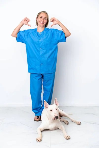 Молодая Ветеринар Английская Женщина Собакой Изолированы Белом Фоне Гордый Самодовольный — стоковое фото