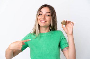 Beyaz arka planda yüzü sürpriz bir ifadeyle izole edilmiş bir Bitcoin tutan genç Romen kadını