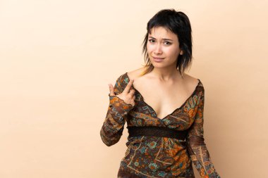 Bej arka planda izole edilmiş Hintli kadın kendini işaret ediyor.