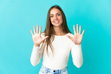 İzole mavi arka planda genç kadın parmak ile on sayma