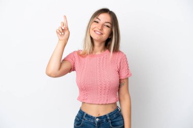 Genç Romen kadın beyaz arka planda izole edilmiş harika bir fikre işaret ediyor