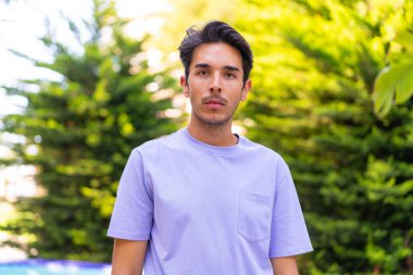 Açık havada genç beyaz bir adam. Portre