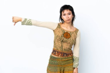 Genç Uruguaylı kız izole edilmiş beyaz arkaplan üzerinde negatif ifadeyle baş parmağını gösteriyor