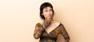 Bej arka planda izole edilmiş Hintli kadının şüpheleri var