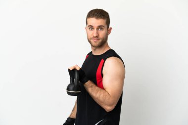 İzole edilmiş beyaz arka planda yakışıklı sarışın adam ağırlık kaldırıyor.