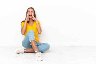 Bağırarak ve bir şey ilan katta oturan genç kız