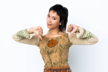 Genç Uruguaylı kız soyutlanmış beyaz arka planda gururlu ve kendini beğenmiş